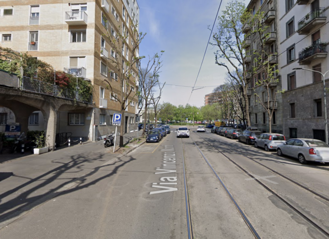 Scontro tra un’auto e una moto in zona Sempione, feriti due 25enni
