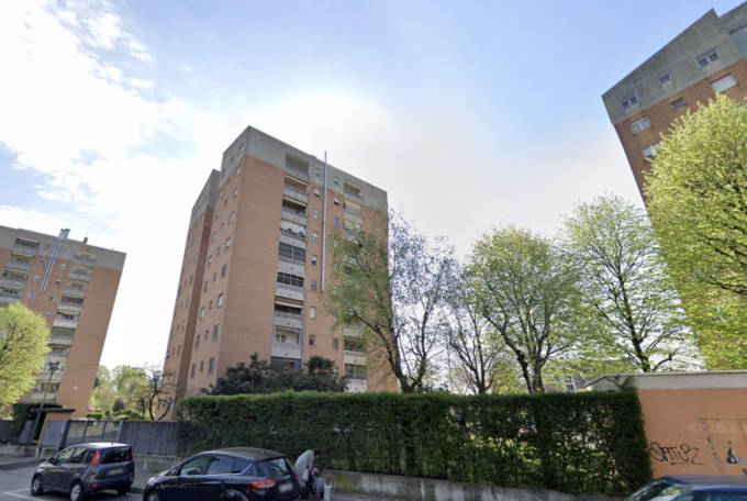 Palazzina di dieci piani in fiamme a Milano, è caccia al giovane piromane