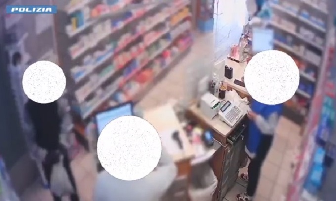 Ai domiciliari da dicembre esce in ciabatte per rapinare una farmacia: arrestato dalla Polizia