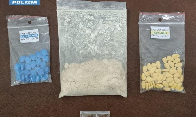 Spacciava droga da 150 euro al grammo e Viagra illegale: arrestato pregiudicato di 44 anni