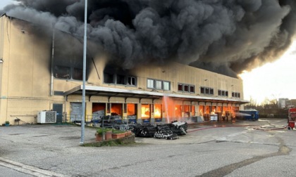 Vasto incendio in un capannone industriale di materiale plastico nel milanese: Vigili del Fuoco ancora al lavoro dopo la notte