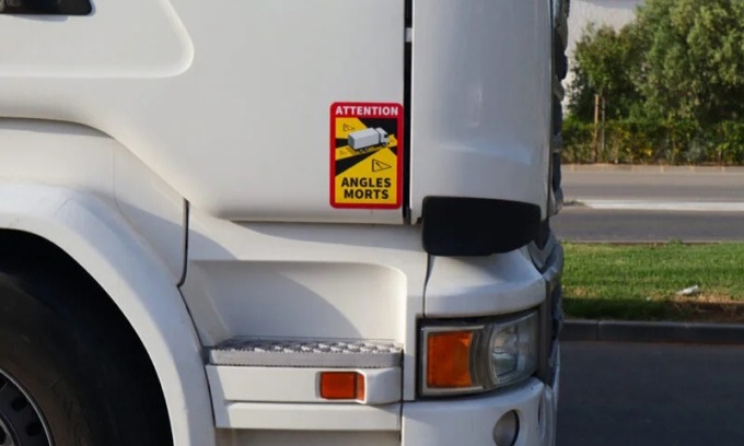A Milano torna l’obbligo dei sensori angolo cieco sui camion: il Consiglio di Stato dà ragione al Comune