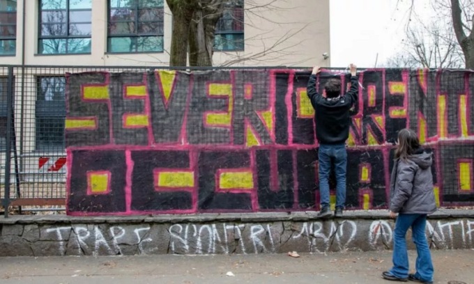 Dopo l’occupazione, un presidio collettivo degli studenti davanti al Liceo Severi-Correnti: “Le scuole non sono caserme”