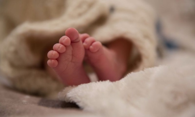 Neonato abbandonato dal padre insieme a un biglietto: “prendetevi cura di lui finché non sistemo la mia vita”