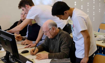 Giovani studenti di informatica insegnano Internet agli over 60: il progetto di Sacra Famiglia