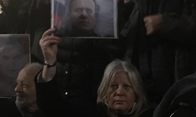 Oltre duecento persone in piazza della Scala per ricordare Alexei Navalny