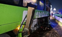 Flixbus parte da Milano e si schianta a Modena: morto un 18enne