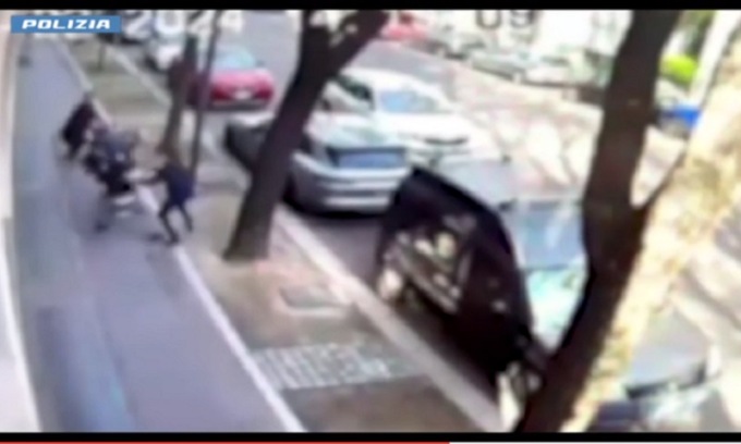 Rubano un orologio di lusso e poi aggrediscono due poliziotti: in manette due giovani