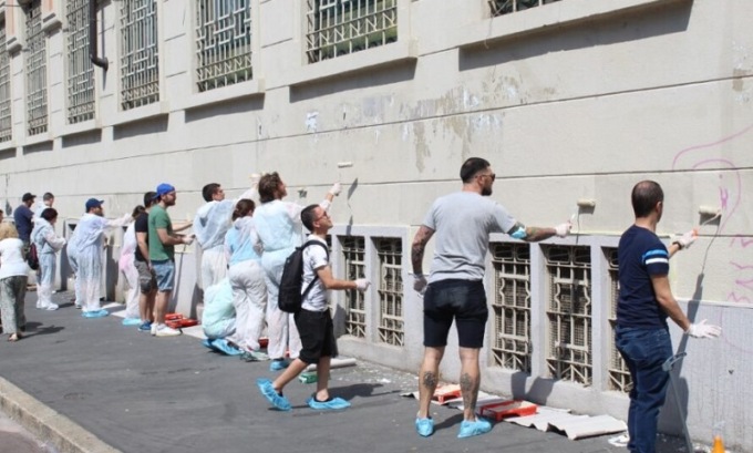 Volontari del “ghe pensi mi” in azione per ripulire e fare bella Milano