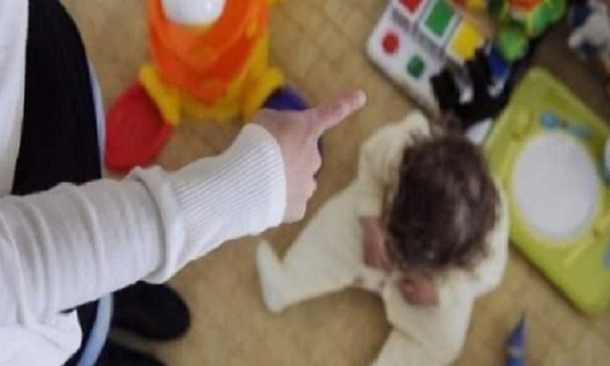 Bimbi maltrattati all’asilo nido: direttrice e maestre a processo per gli orrori