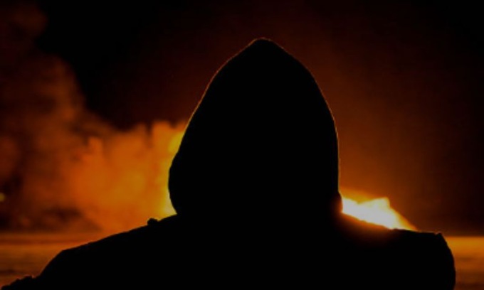 54enne arrestato per aver dato fuoco a due auto, un bar e un negozio