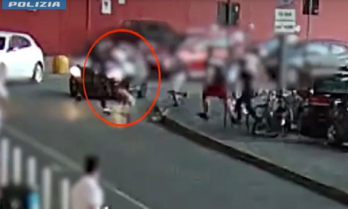 19enne rincorso fuori dalla stazione, derubato e ferito da un gruppo