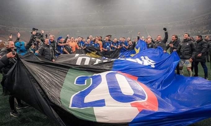 Inter campione d’Italia e conquista la seconda stella nel derby di San Siro: in Duomo scoppia la grande festa nerazzura
