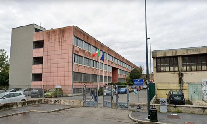 15enne si presenta al liceo armato di coltello e chiede di una professoressa: due docenti provano a fermarlo ma lui li prende a pugni