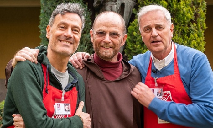L’inedita coppia Franz e Bertolino sono i “volontari per un giorno” a Opera San Francesco per i Poveri