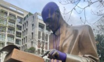 Nuovamente imbrattata con vernice viola la statua di Indro Montanelli ai Giardini pubblici