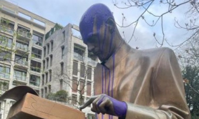 Nuovamente imbrattata con vernice viola la statua di Indro Montanelli ai Giardini pubblici