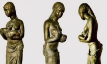 Polemica a Milano per la statua della donna che allatta, la Commissione: "È troppo religiosa"