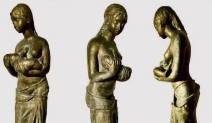 Polemica a Milano per la statua della donna che allatta, la Commissione: “È troppo religiosa”