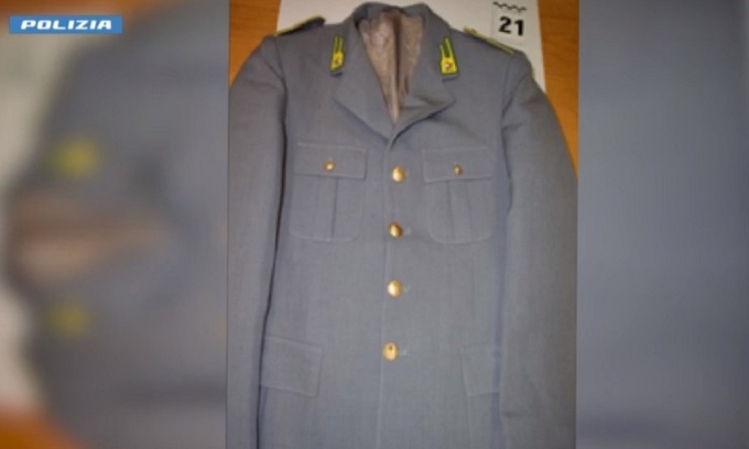 Rapine con armi e divise delle forze dell’ordine: 12 arrestati