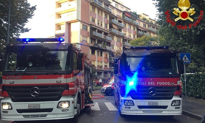 Fiamme dalle cantine di un palazzone Aler alla Barona: paura tra i residenti