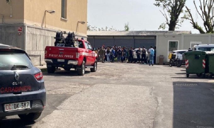 Paura al Centro accoglienza di Segrate: prendono fuoco alcuni materassi, tre immigrati intossicati