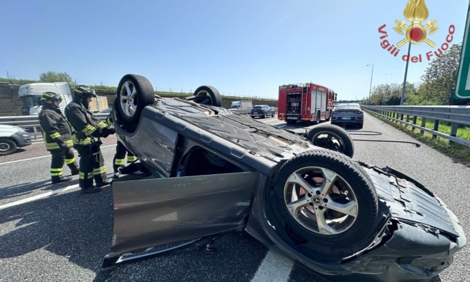 Incidente sulla Tangenziale Ovest, auto si ribalta scontrandosi con un camion: due persone in ospedale