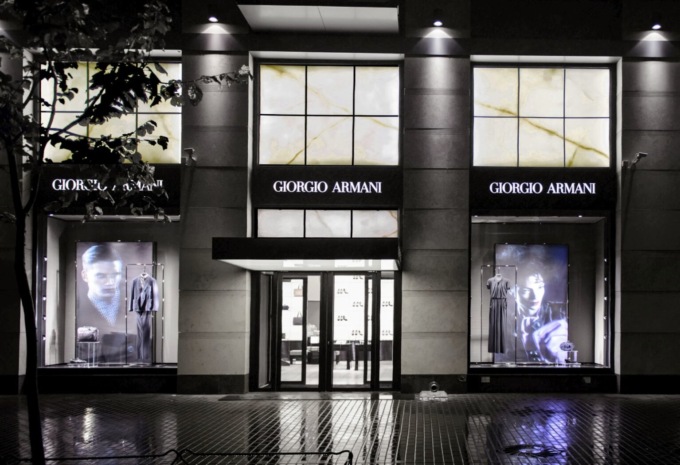 Turni da 14 ore e paghe da fame, commissariata società di Armani dopo il caso Alviero Martini Spa