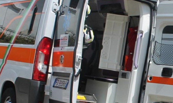 Cade nella tromba delle scale di un palazzo in centro: 40enne in codice rosso al Niguarda