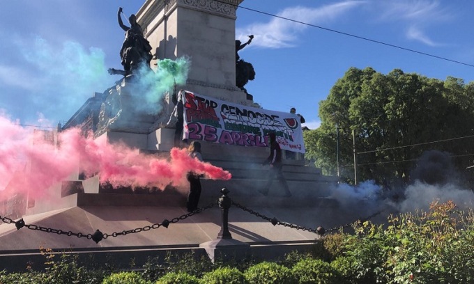 Studenti di Fridays for Future in corteo stamattina a Milano con lo striscione “stop genocidio in Palestina”