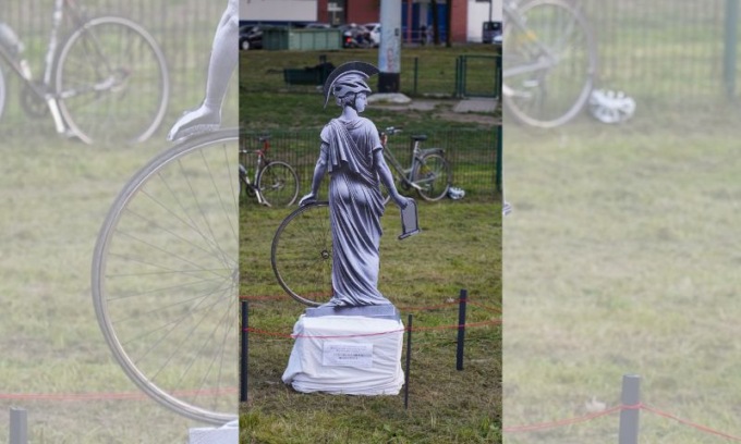 Mobilità, il comitato inaugura la statua “Ciclisti Resistenti Urbani”
