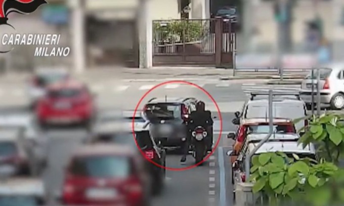 Mercato parallelo di ricambi auto oggetti di furto: due arresti