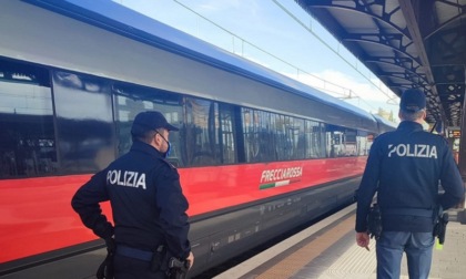 Ruba il portafoglio a un turista a bordo del treno: la moglie la insegue e la fa arrestare