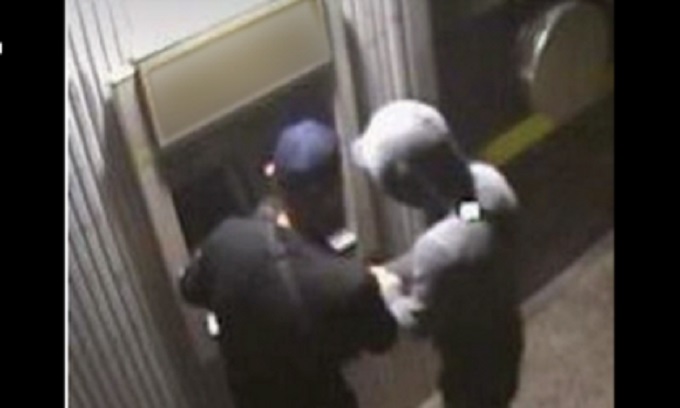 Prelevano allo sportello Atm con un bancomat rubato ad un anziano: beccati da un carabiniere fuori servizio