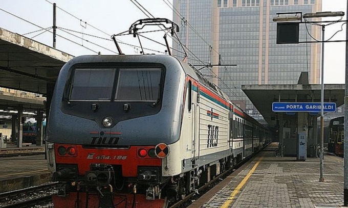 Si aggrappa al treno in corsa con il marsupio pieno di droga: Polfer arresta spacciatore