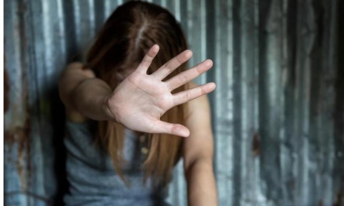 Ragazza denuncia violenza sessuale di gruppo fuori da una discoteca di corso Como