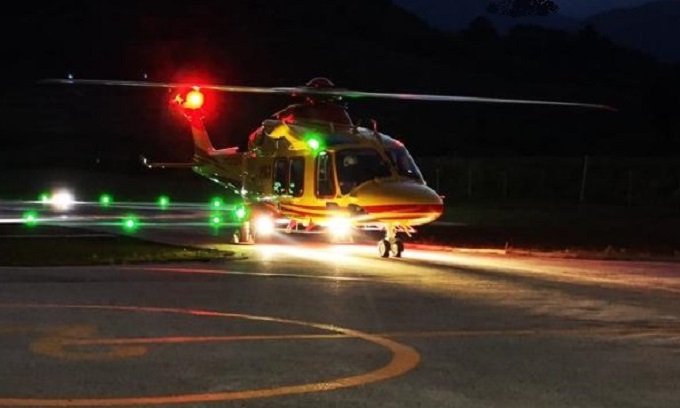 Incidente tra due auto in tangenziale: un 19enne è in condizioni gravissime, feriti altri quattro giovani