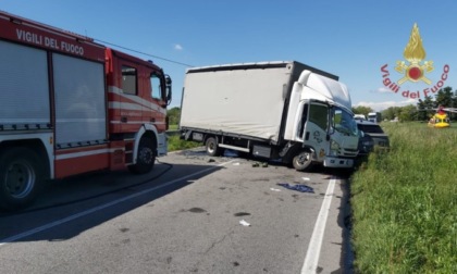 Tragico incidente tra camion e furgone: deceduta una persona