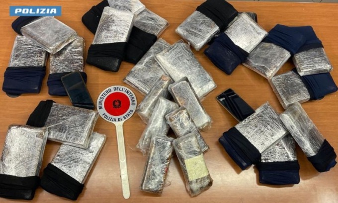 Trasportava droga su un bus proveniente dall’Albania: arrestato