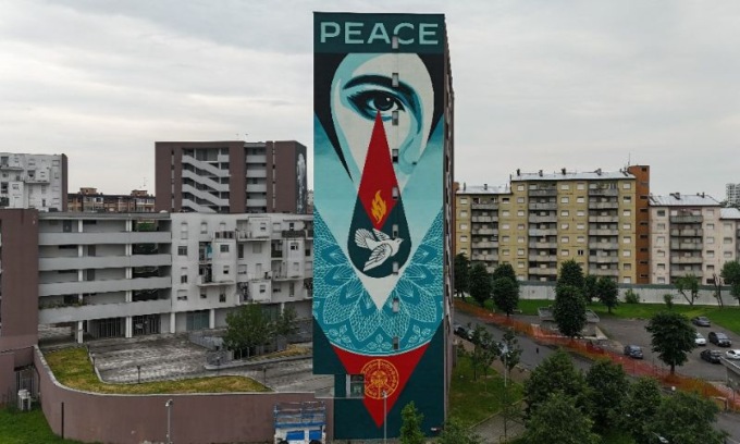 “Tear flame peace”, il murale di Obey: un messaggio di pace al Gallaratese
