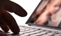 Adescava e minacciava ragazzini online per registrare materiale pornografico