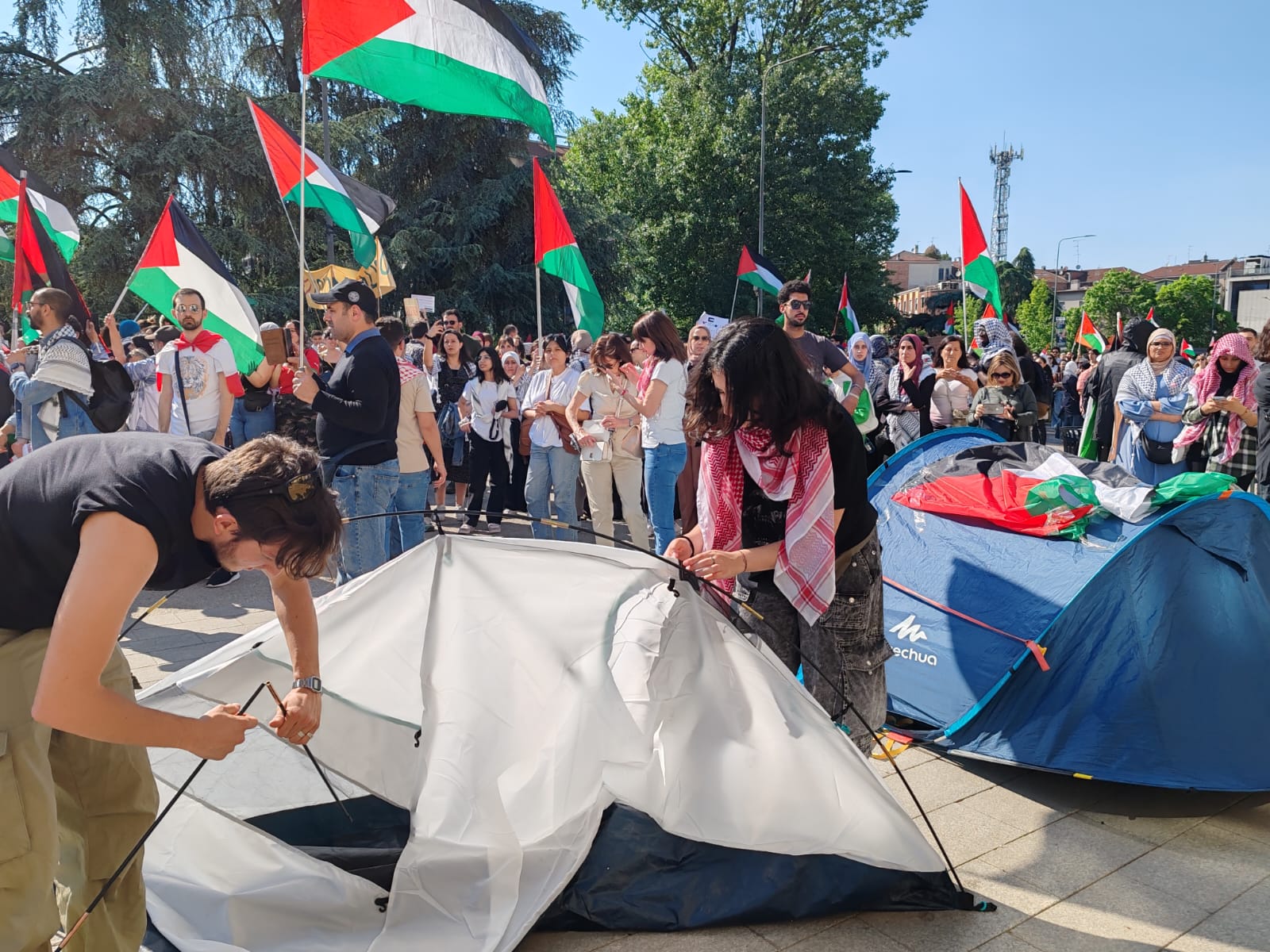 PALESTINA, PROTESTA ARRIVA AL POLITECNICO: TENDE IN PIAZZA LEONARDO (FOTO 4)