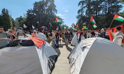 Studenti pro Palestina manifestano a Milano e si accampano con le tende davanti al Politecnico