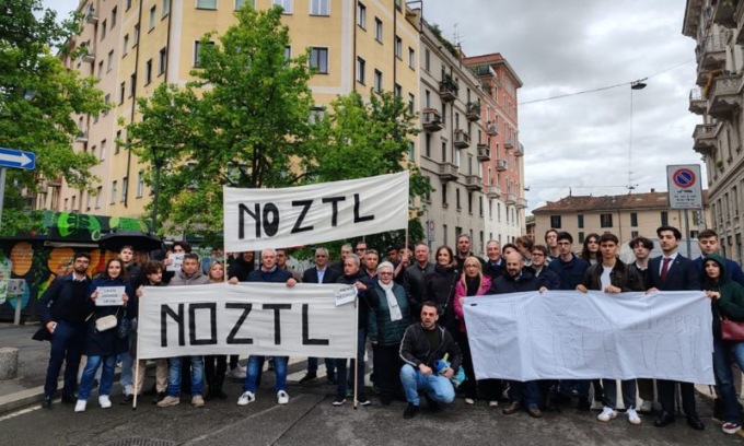 Cittadini protestano in via Ascanio contro ztl: “via morta e troppe multe”