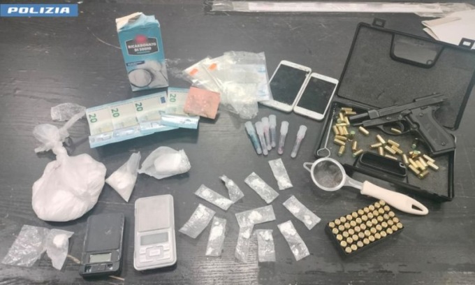 Evita un controllo e nella fuga abbandona della droga: in manette