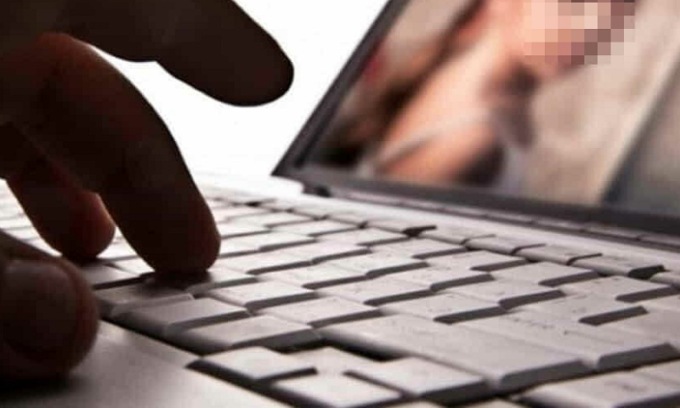 Adesca dodici ragazzine minorenni e si fa mandare foto e video hard: 23enne arrestato per pornografia minorile