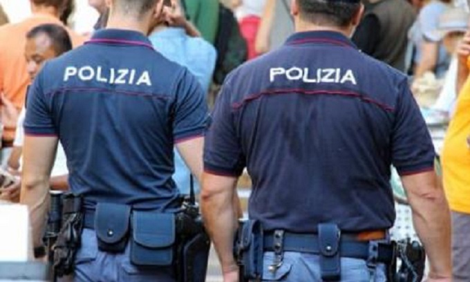 Tentano di vendere droga fuori dal grande evento al Carroponte: due pusher in manette