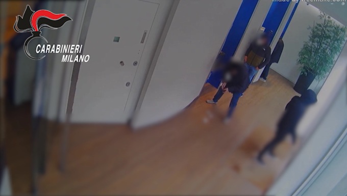 Derubavano gli anziani del denaro appena prelevato: fermata la banda