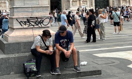 Imbrattata piazza Duomo ma c'è chi è pronto a ripulire gratuitamente