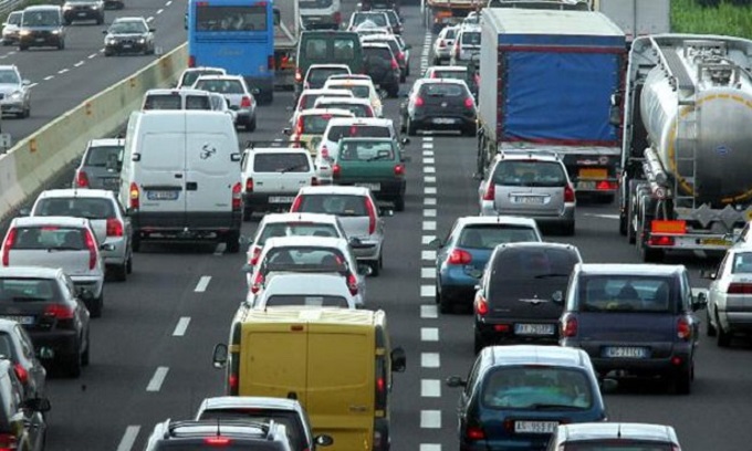 Si scontrano 4 auto sull’autostrada A8: code chilometriche verso Milano